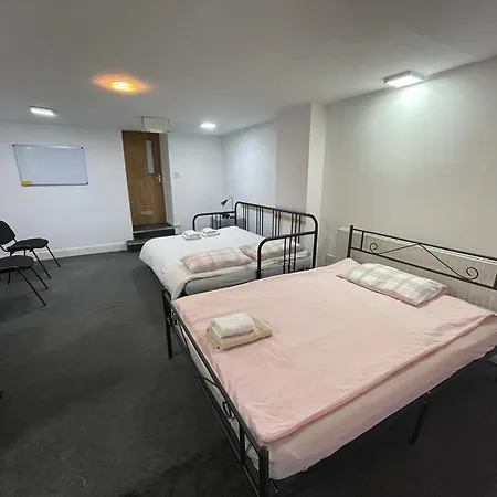 2 Mins To Euston Station, Triple Bedroom With Private Bathroom C Frühstückspension London