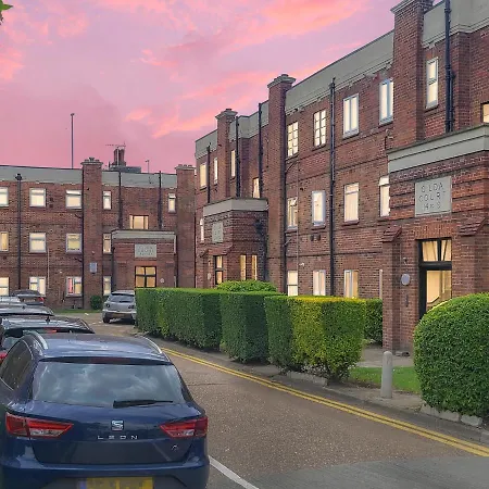 Great Spacious 2 Bedroom Flat Apartment