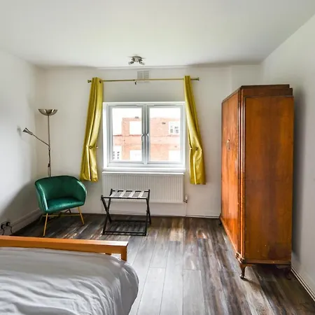 Great Spacious 2 Bedroom Flat Apartment *