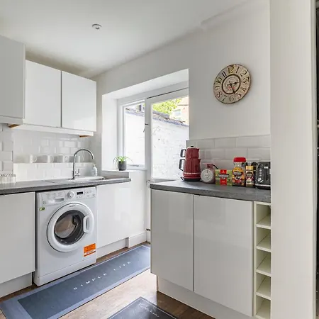 Specious Bright Flat With Garden In Apartment