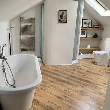 Lovely Newly Refurbished In Battersea