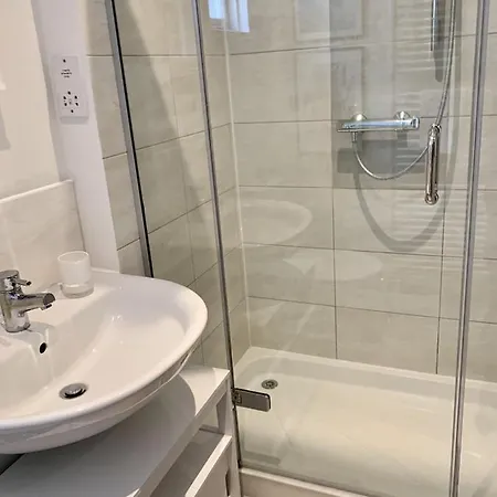Lovely Newly Refurbished In Battersea * לונדון