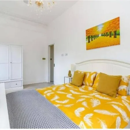 Apartment Cosy Bright & Large 4 Bedroom Flat With Parking