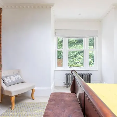 Apartment Cosy Bright & Large 4 Bedroom Flat With Parking