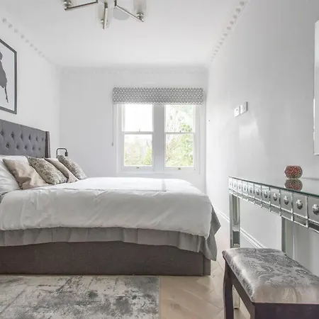 Cosy Bright & Large 4 Bedroom Flat With Parking Ealing