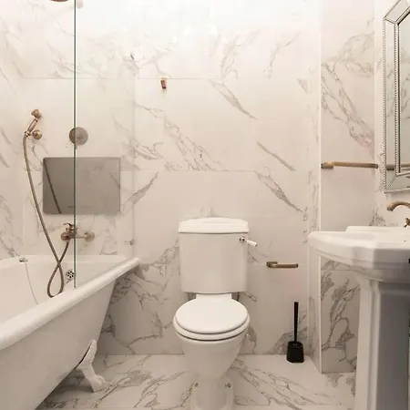 Cosy Bright & Large 4 Bedroom Flat With Parking