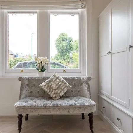 Apartment Cosy Bright & Large 4 Bedroom Flat With Parking