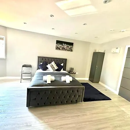 Heathrow Stays - * Feltham