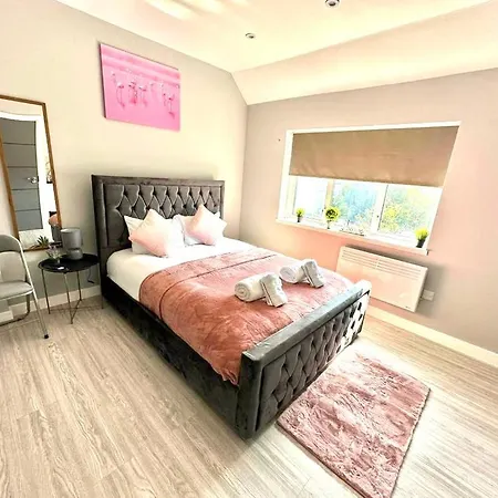 Heathrow Stays - Guest house Feltham