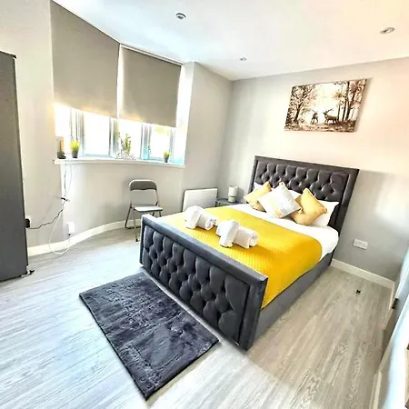 Heathrow Stays - Guest house *