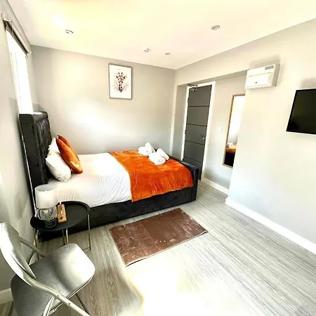 Guest house Heathrow Stays -