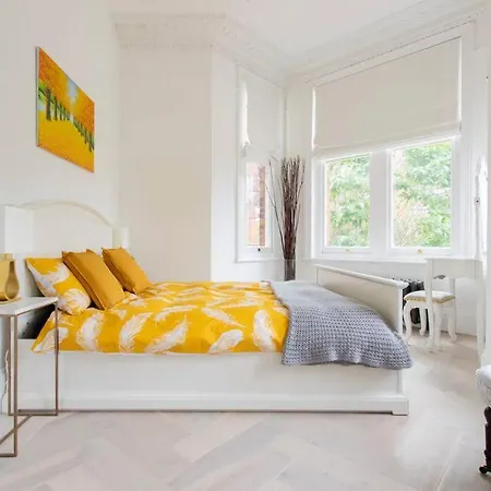 Cosy Bright & Large 4 Bedroom Flat With Parking Apartment Ealing
