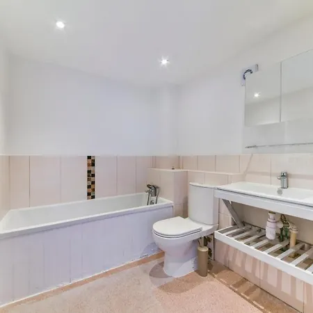 Amazing 2 Bedroom Flat In Canary Wharf *
