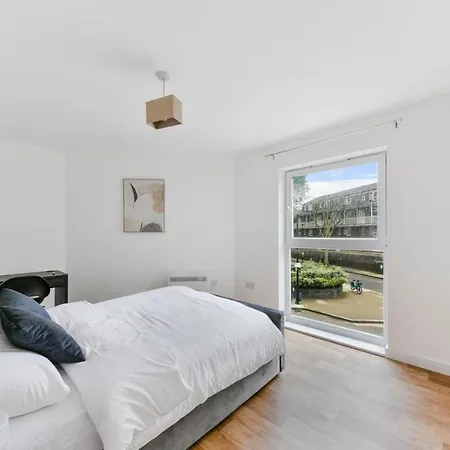 Amazing 2 Bedroom Flat In Canary Wharf Apartment *