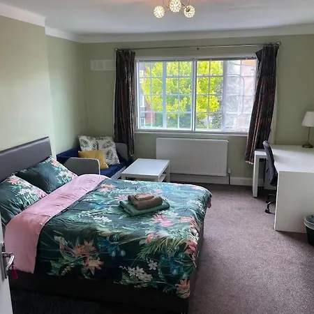 Town Centre 3 Bed Flat - Sleep Up To 5 People, Close To London Underground *
