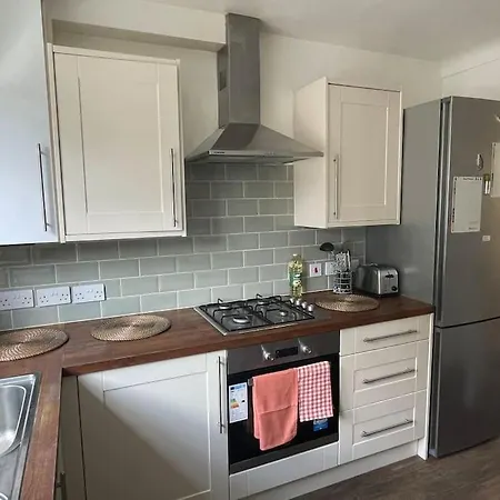 Town Centre 3 Bed Flat - Sleep Up To 5 People, Close To London Underground Apartamento