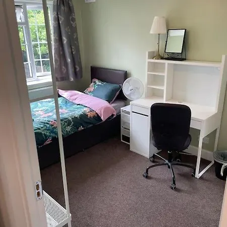 Town Centre 3 Bed Flat - Sleep Up To 5 People, Close To London Underground * Harrow