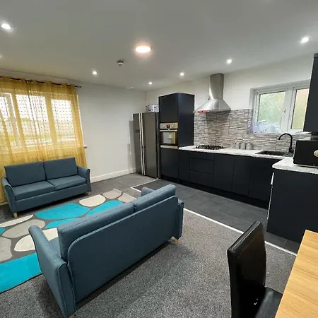 Guest house 4 Bedroom Shared House With 2 Own *