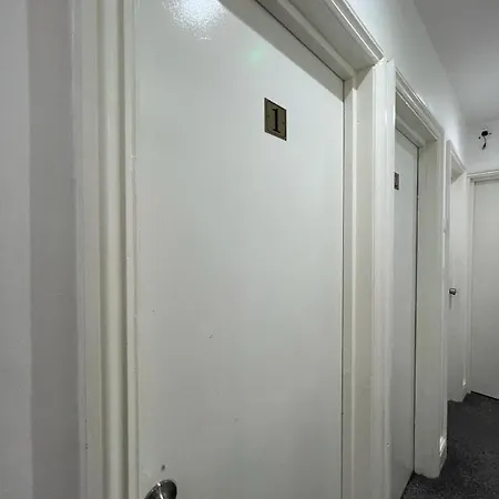 4 Bedroom Shared House With 2 Own Guest house *