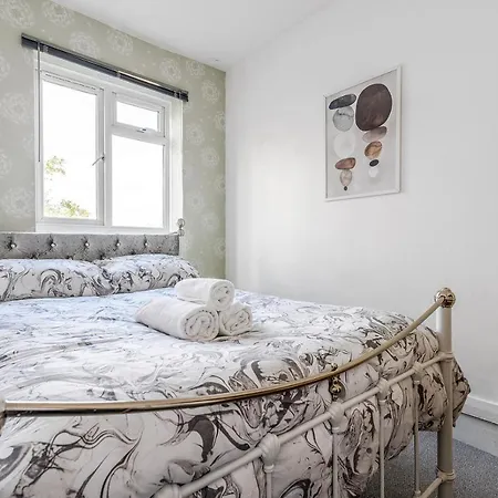 Astonishing Two Bedroom In Nelson Apartment London