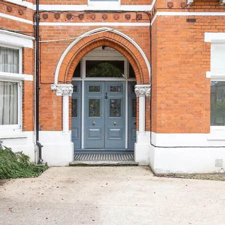 Cosy Bright & Large 4 Bedroom Flat With Parking Apartment