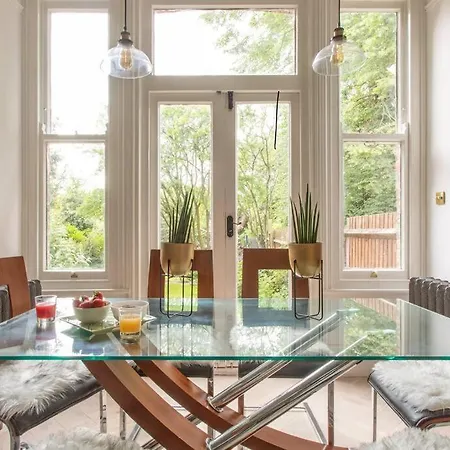 Cosy Bright & Large 4 Bedroom Flat With Parking Apartment Ealing