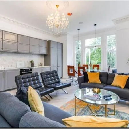 Apartment Cosy Bright & Large 4 Bedroom Flat With Parking