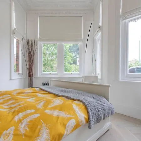 Apartment Cosy Bright & Large 4 Bedroom Flat With Parking *