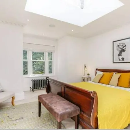 Cosy Bright & Large 4 Bedroom Flat With Parking * Ealing