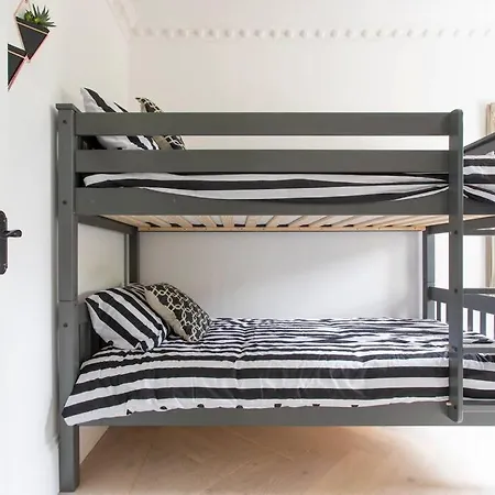 Cosy Bright & Large 4 Bedroom Flat With Parking Ealing