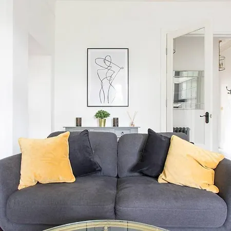 Cosy Bright & Large 4 Bedroom Flat With Parking Apartment