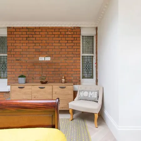 Cosy Bright & Large 4 Bedroom Flat With Parking Apartment