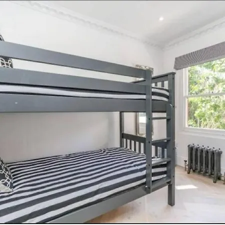 Cosy Bright & Large 4 Bedroom Flat With Parking