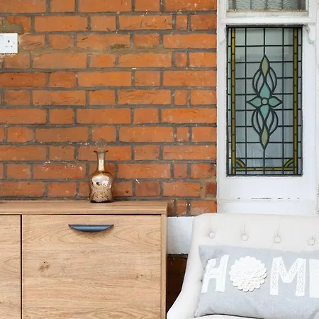 Cosy Bright & Large 4 Bedroom Flat With Parking *