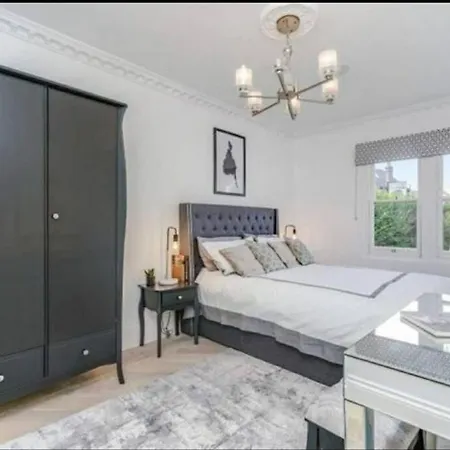 Apartment Cosy Bright & Large 4 Bedroom Flat With Parking