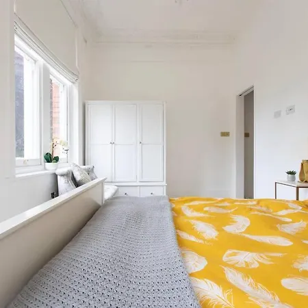 Cosy Bright & Large 4 Bedroom Flat With Parking Apartment