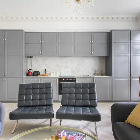 Cosy Bright & Large 4 Bedroom Flat With Parking Apartment