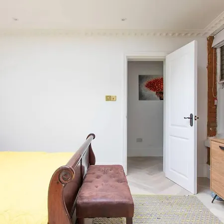 Cosy Bright & Large 4 Bedroom Flat With Parking