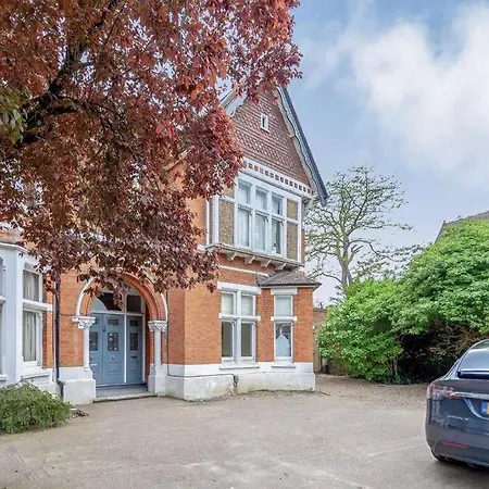 Cosy Bright & Large 4 Bedroom Flat With Parking Ealing