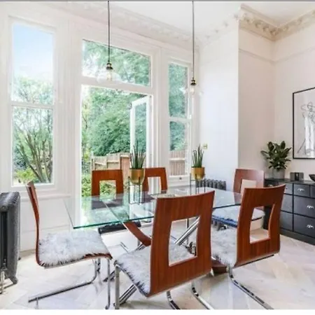 Cosy Bright & Large 4 Bedroom Flat With Parking Apartment