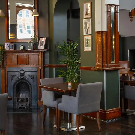 The Crown London, Worldhotels Distinctive 4*