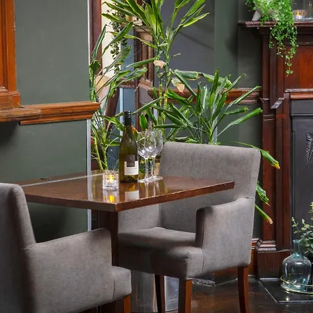 The Crown London, Worldhotels Distinctive 4*