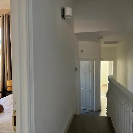 アパート Bright And Stylish 2 Bedroom First Floor Flat ロンドン