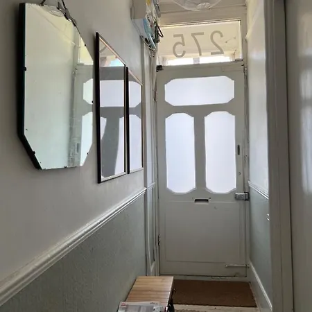 アパート Bright And Stylish 2 Bedroom First Floor Flat ロンドン