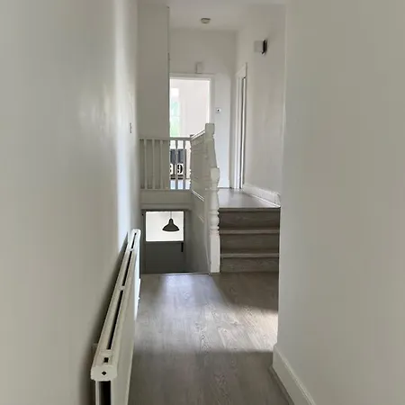 Bright And Stylish 2 Bedroom First Floor Flat アパート *