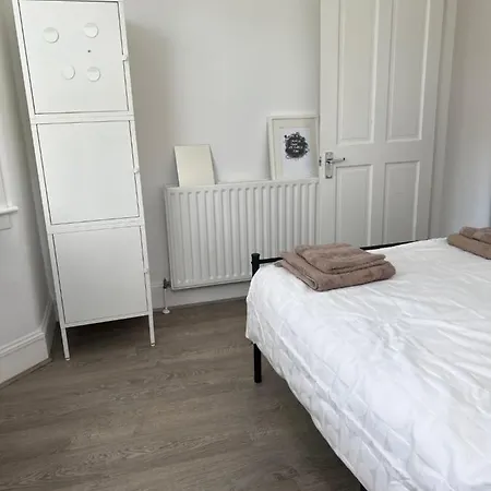 Bright And Stylish 2 Bedroom First Floor Flat アパート ロンドン