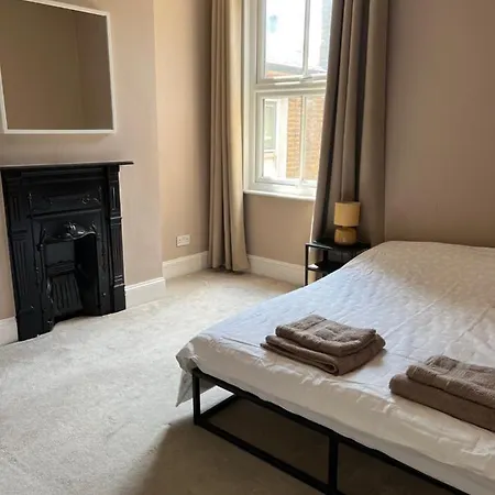 Bright And Stylish 2 Bedroom First Floor Flat * ロンドン