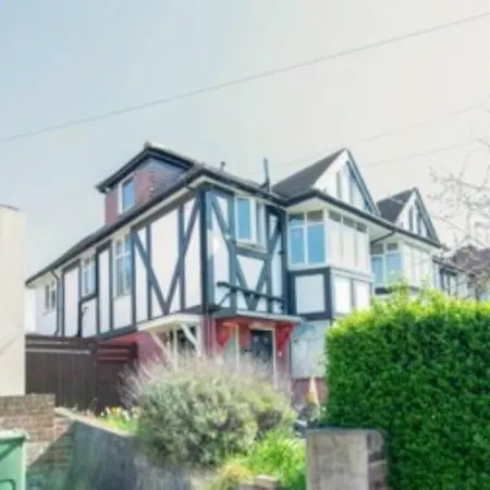 Wembley 2 Bed/2 Bath Modern Apt *