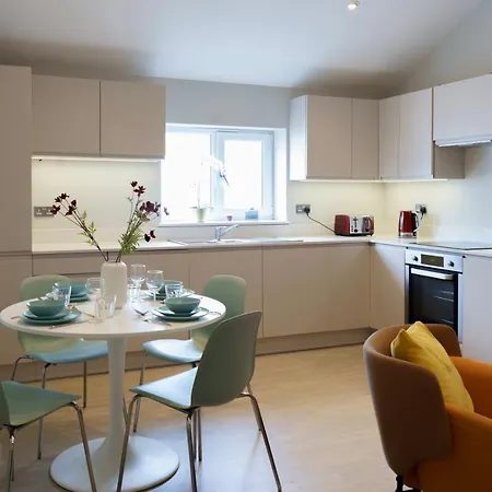 Stunning New 2 Bed Flat - 6 August House Apartment