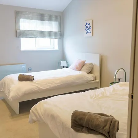 Stunning New 2 Bed Flat - 6 August House London